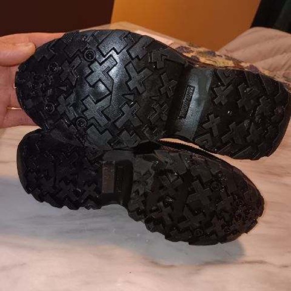 I bought those boots from somerset mall from the Burberry store for $800 - Picture 5 of 5